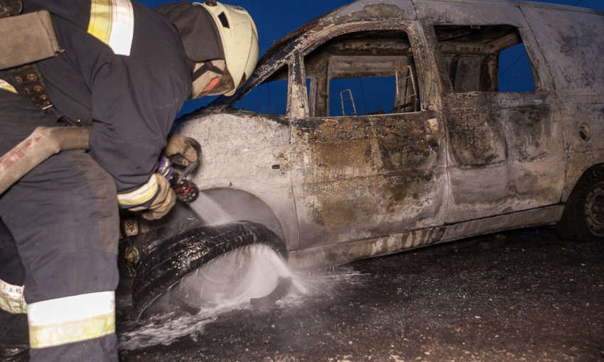 Пожар в Днепре: сотрудники ГСЧС тушили загоревшееся авто 