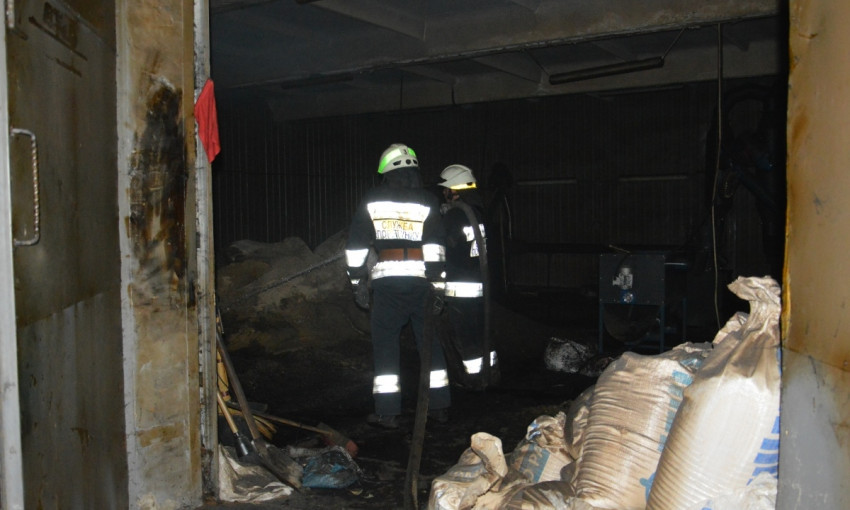 Пожар в Днепре: сотрудники ГСЧС тушили складские помещения