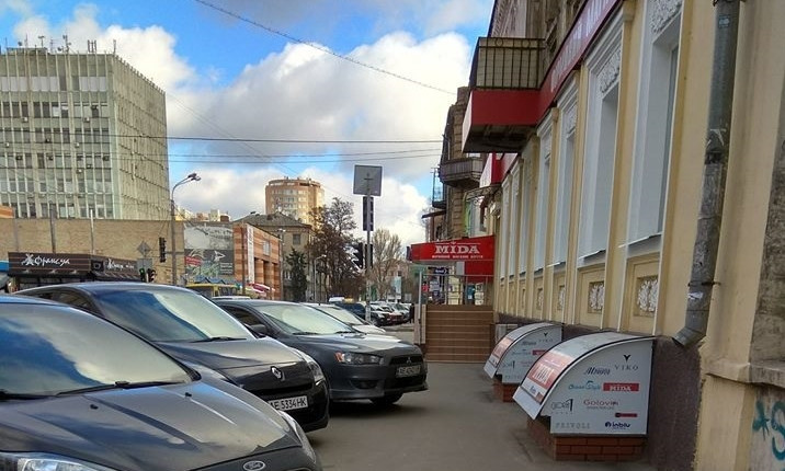 В Днепре вазоны мешают горожанам парковаться на тротуарах 