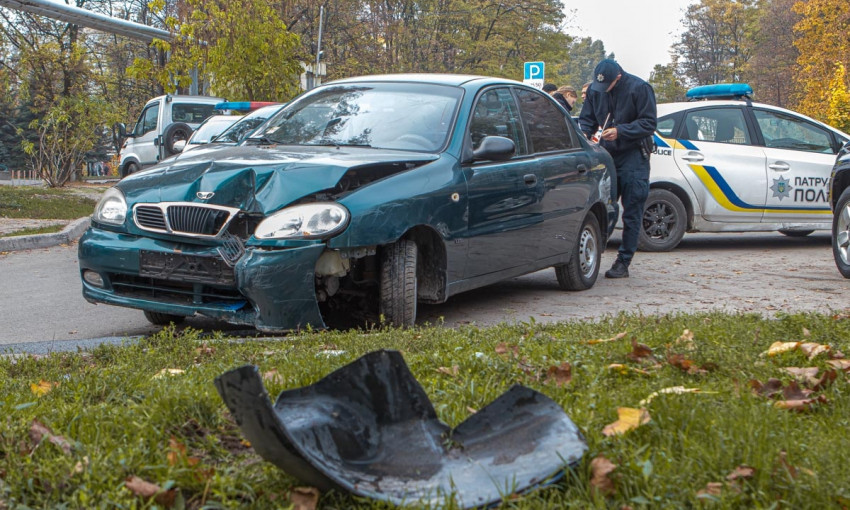 ДТП в Днепре: на Тополе автомобиль Daewoo врезался в столб