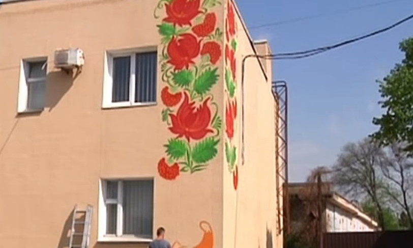 Жители Днепропетровщины украшают дома Петриковской росписью 