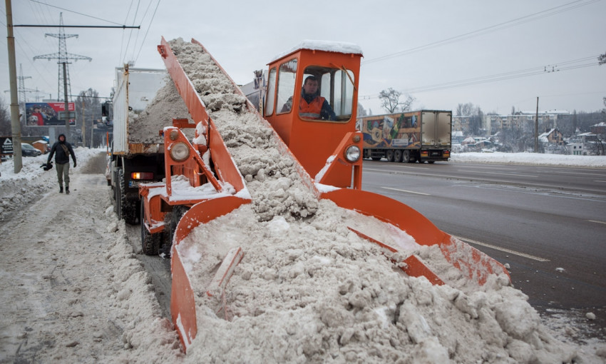Снежный Днепр: на дорогах работает сверхмощная техника