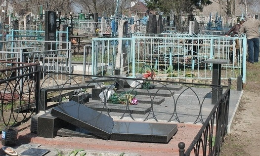 Вандализм на кладбище: накануне поминальных дней вандалы разбили 20 могил