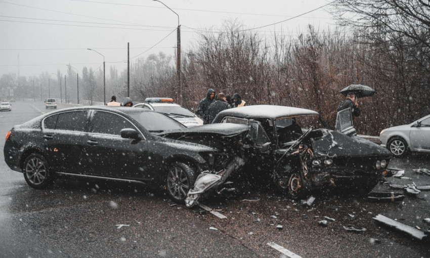 ДТП в Днепре: на Запорожском шоссе столкнулись два авто