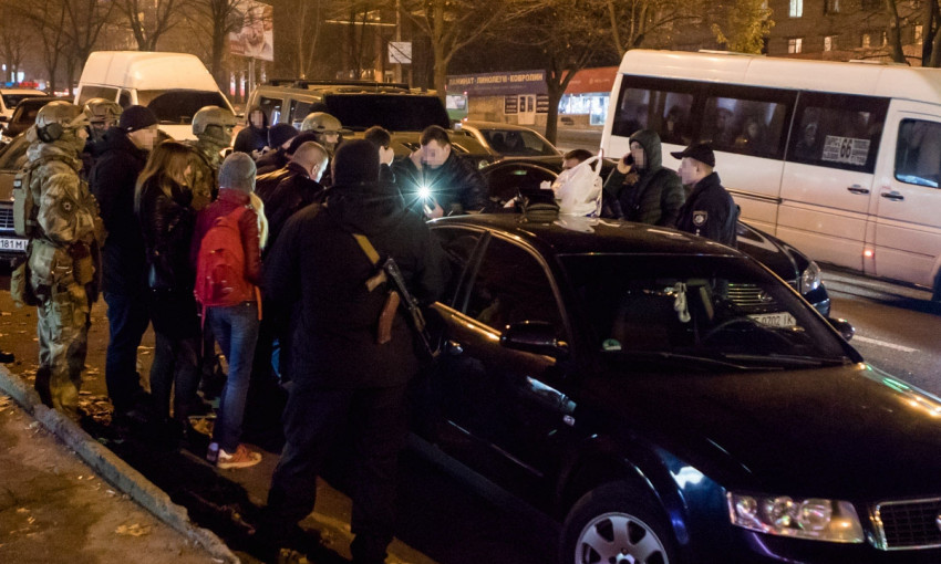 В Днепре на проспекте Поля полиция "штурмовала" автомобиль 