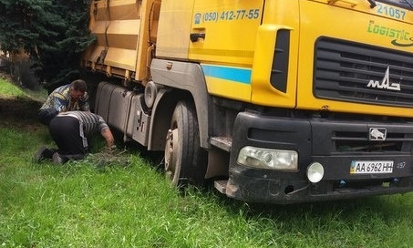 В Днепре грузовик потерял управление и разнес улицу 