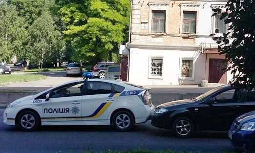 В Днепре невезучий водитель протаранил авто полиции 