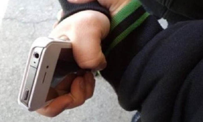 На Днепропетровщине у мужчины отобрали телефон на улице