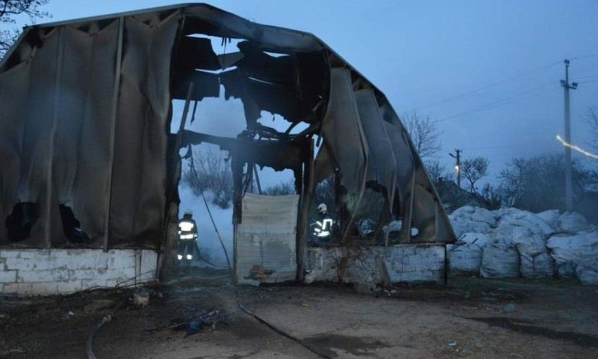 Пожар в Подгородном: пожарные тушили вторичное сырье в ангаре 