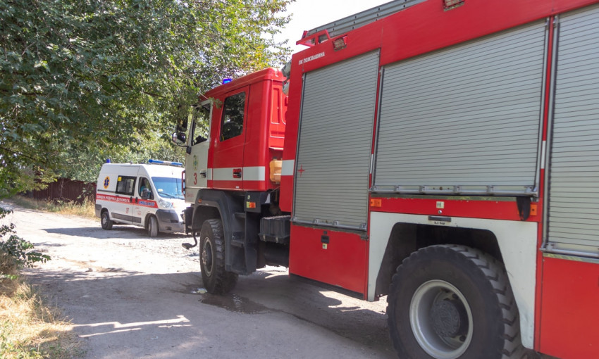Пожар в Днепре: сотрудники ГСЧС тушили приусадебный участок 