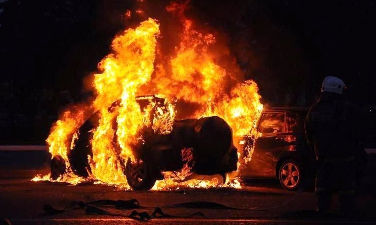 В Днепре загорелся автомобиль на бульваре Славы 