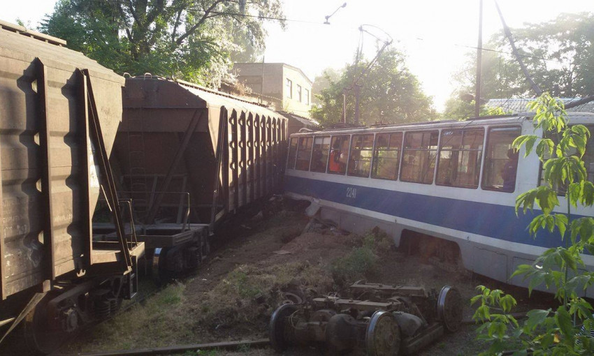 Смертельное ДТП в Днепре: трамвай врезался в вагоны тепловоза