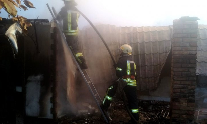 Пожар на Днепропетровщине: сотрудники ГСЧС тушили частный дом