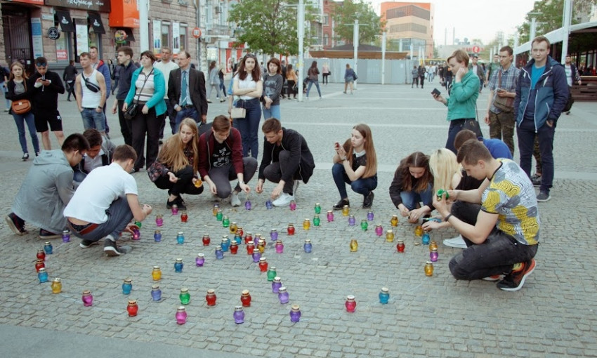 Днепр помнит героев: молодежь почтила память ликвидаторов катастрофы на Чернобыльской АЭС