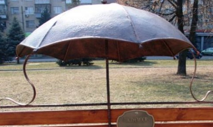 В Днепре похитители металлолома оторвали декоративный зонт на Набережной