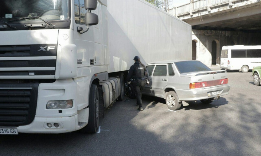 ДТП в Днепре: на дороге столкнулись Lada и грузовик Daf