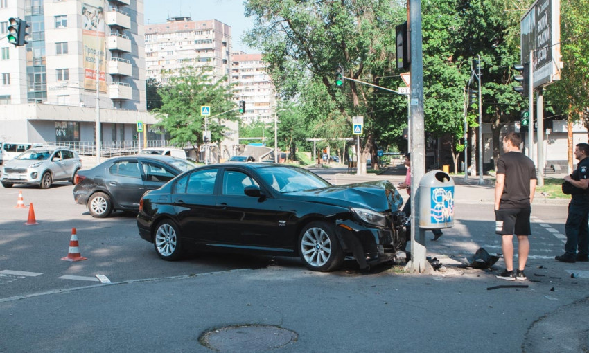 ДТП в Днепре: на дороге столкнулись Renault и BMW