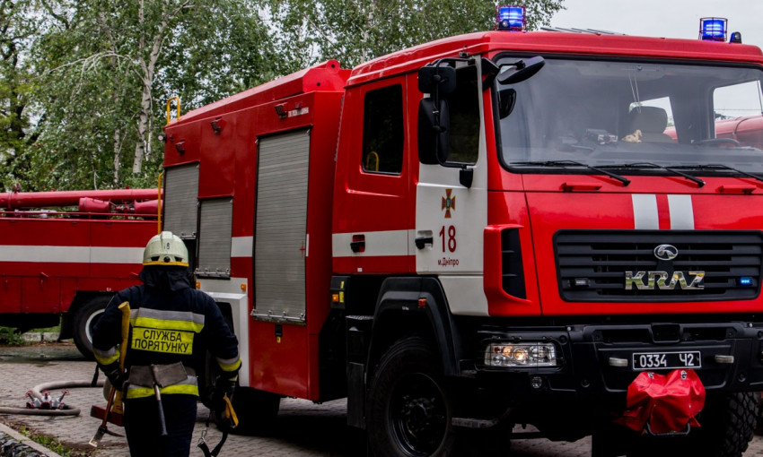 Пожар под Днепром: сотрудники ГСЧС тушили дом