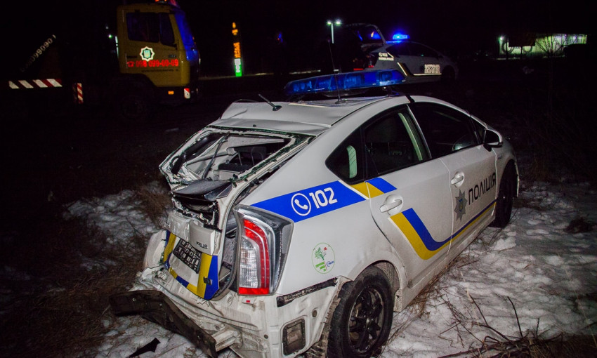 ДТП под Днепром: автомобиль полиции столкнулся с грузовиком 