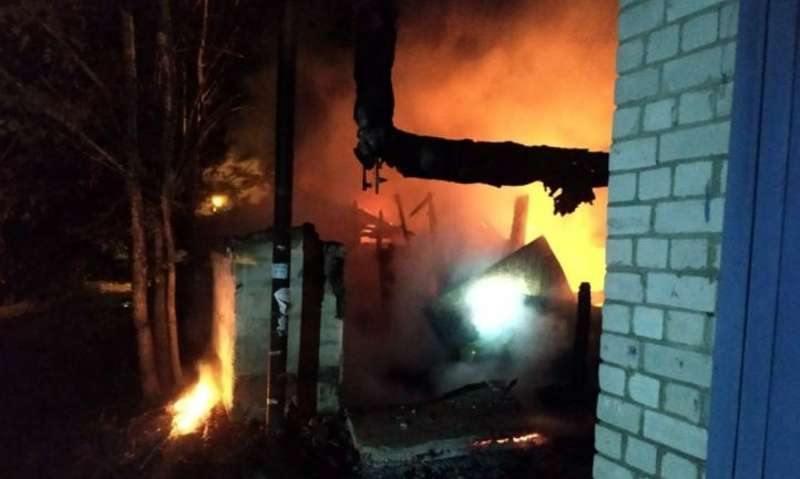 Пожар в Днепре: сотрудники ГСЧС тушили хозпостройку
