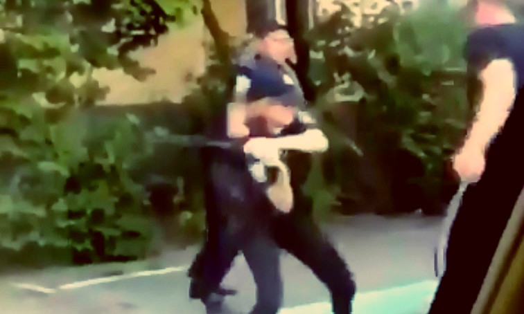 В Днепре полицейские удивили горожан техникой уличного боя