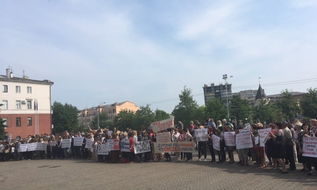 Жители Днепра устроили митинг против изменений в сфере образования 