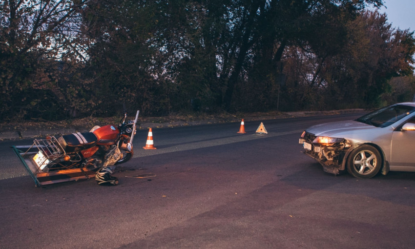 ДТП в Днепре: на дороге столкнулись Honda и мотоцикл