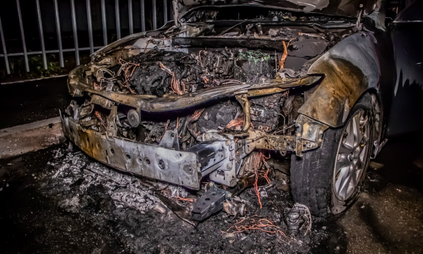 Пожар в Днепре: сотрудники ГСЧС тушили автомобиль