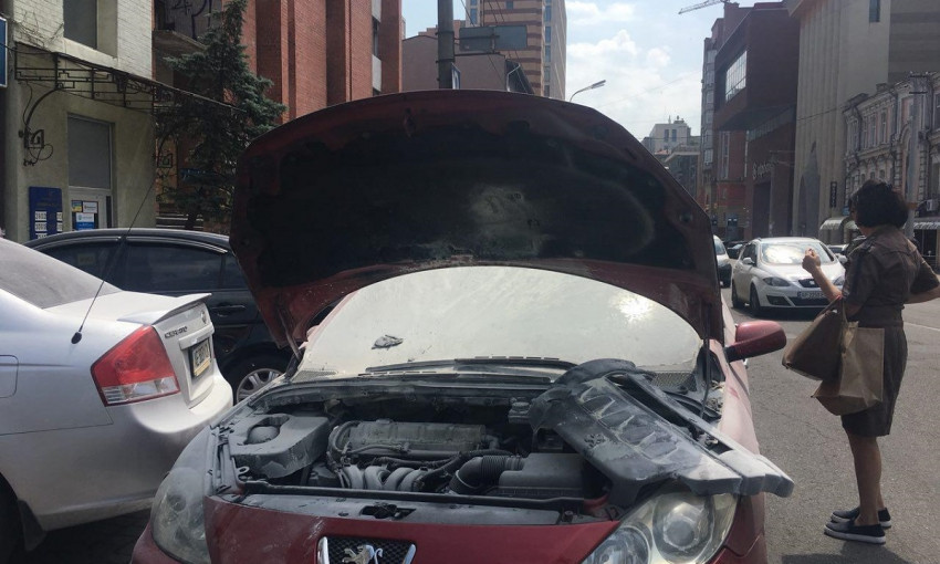 ЧП в Днепре: на дороге загорелся автомобиль 
