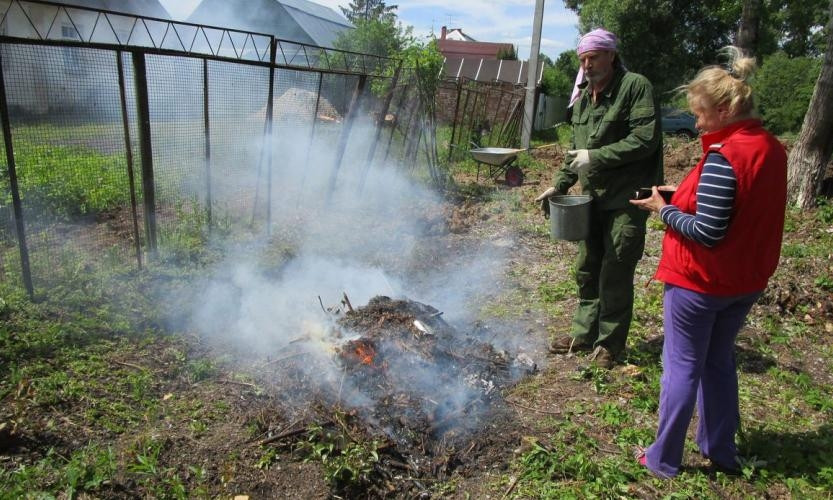Жителей Днепропетровщины просят не сжигать бытовой мусор