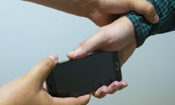 Житель Днепропетровщины украл телефон и получил условный срок