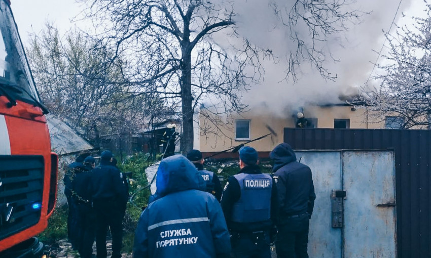 Пожар в Днепре: сотрудники ГСЧС тушили жилой частный дом