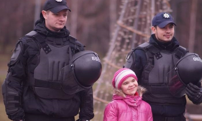На Днепропетровщине полицейские устроили праздник детям