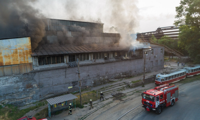 Пожар в Днепре: сотрудники ГСЧС тушили предприятие