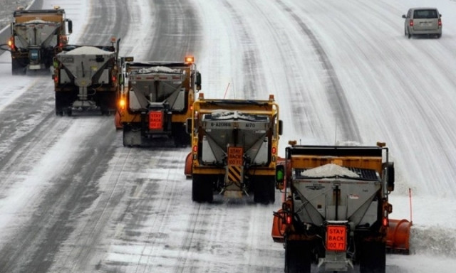 Днепр в снегу: дороги расчищает снегоуборочная техника 