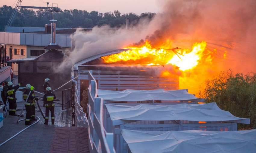 Пожар в Днепре: спасатели тушили аквапарк 