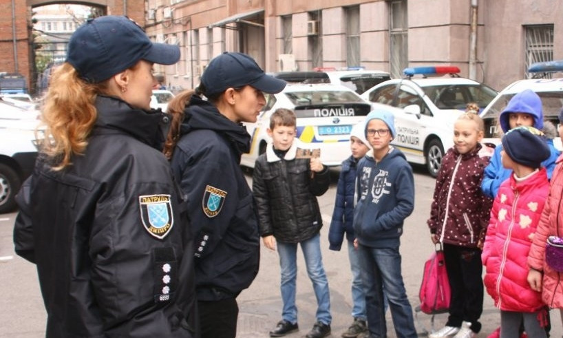 В Днепре полицейские провели экскурсию для школьников 