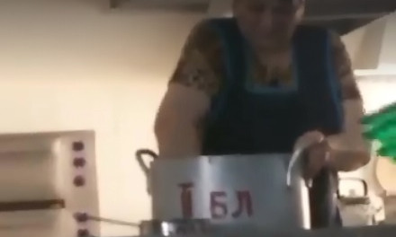 Еда со вкусом рук: Юрий Голик сообщил об увольнении работницы столовой