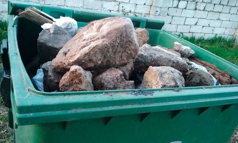 В Днепре вандалы бросают камни в мусорные контейнеры 