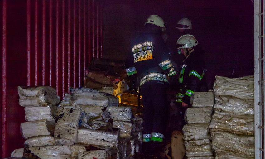 Пожар в Днепре: сотрудники ГСЧС тушили склад с бумагой