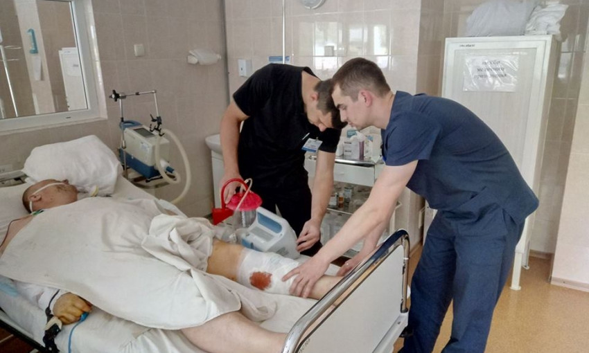 Врачи Мечникова спасают бойца с серьезной травмой 