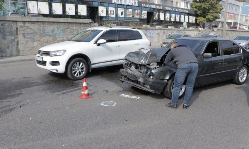 ДТП в Днепре: на Богдана Хмельницкого столкнулись Kia и BMW