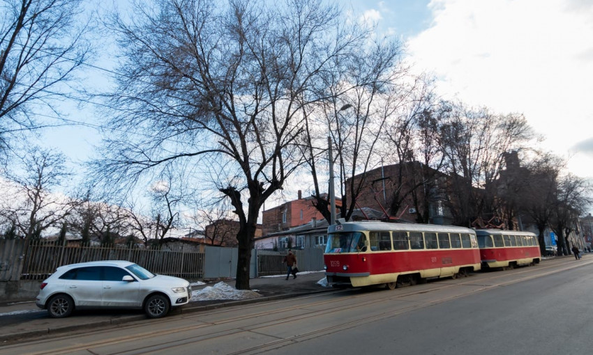 Жительница Днепра "случайно" заблокировала проезд электротранспорта
