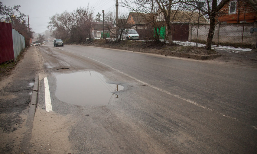 В Днепре на улице Яснополянской проседает дорога 