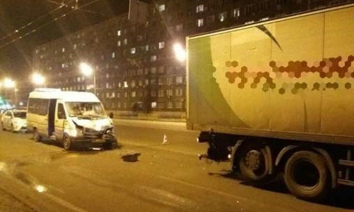ДТП в Днепре: грузовик столкнулся с маршруткой 