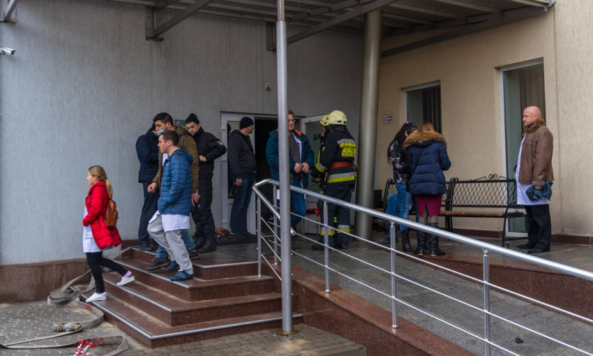 Пожар в Днепре: сотрудники ГСЧС тушили частную клинику
