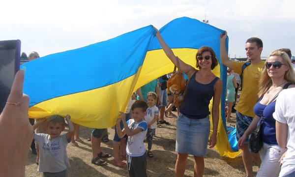 Жители Днепра прогулялись с 90-метровым флагом 