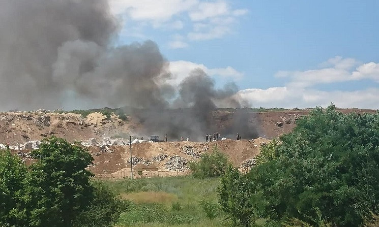 Пожар на Днепропетровщине: загорелся мусорный полигон 