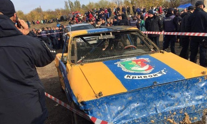 ЧП на Днепропетровщине: гоночный автомобиль врезался в толпу