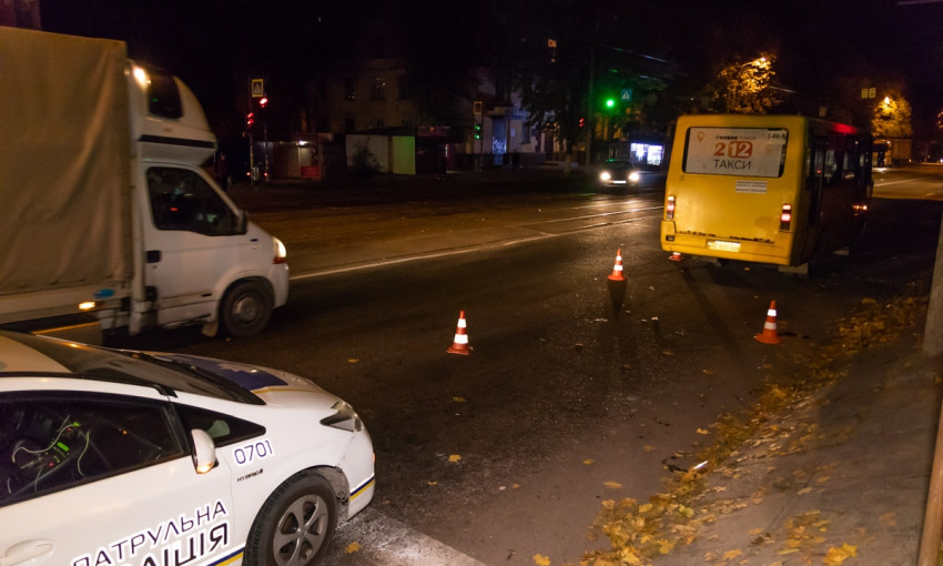 ДТП в Днепре: на проспекте Ивана Мазепы девушка попала под маршрутку